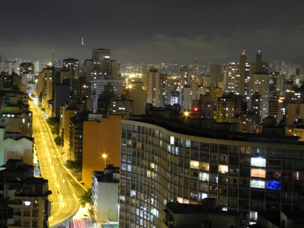 Vista noturna do Minhocão (à esq.) (Foto Léo Zanon/ Flickr)