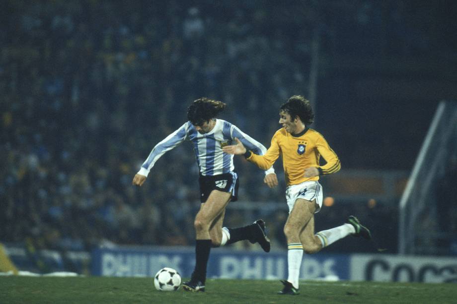 Kempes, da Argentina, disputa a bola com Dirceu, do Brasil, no jogo pela Copa de Mundo de 1978.