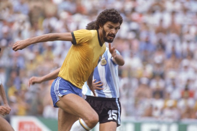 <p class="p1"><span class="s1"></span><span class="s1">Uma das vitórias mais categóricas do Brasil sobre a Argentina aconteceu na Copa de 1982. Zico, Serginho Chulapa e Junior marcaram no triunfo por 3 a 1 e Ramón Díaz fez o gol de honra. A partida também contou com a expulsão do ainda jovem Diego Maradona por uma entrada forte em Batista, já nos minutos finais. Na foto, o capitão Sócrates.</span></p>