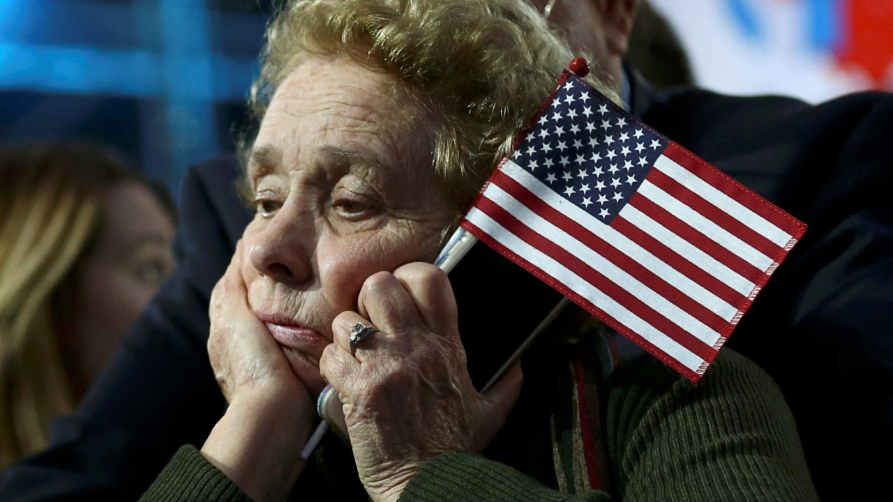 Eleitora de Hillary Clinton assiste à apuração dos votos da eleição americana