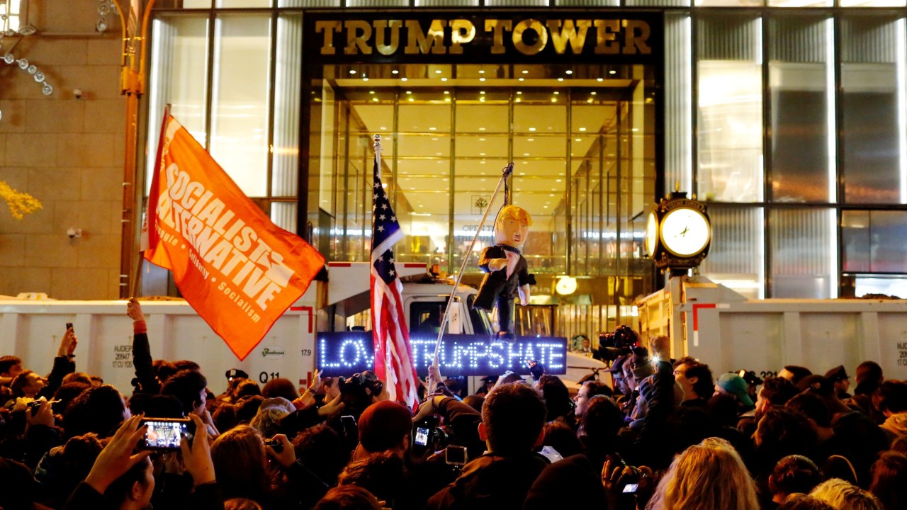 Manifestantes se reúnem em frente à Trump Tower para protestar contra o presidente eleito Donald Trump, em Nova York (09/11/2016)