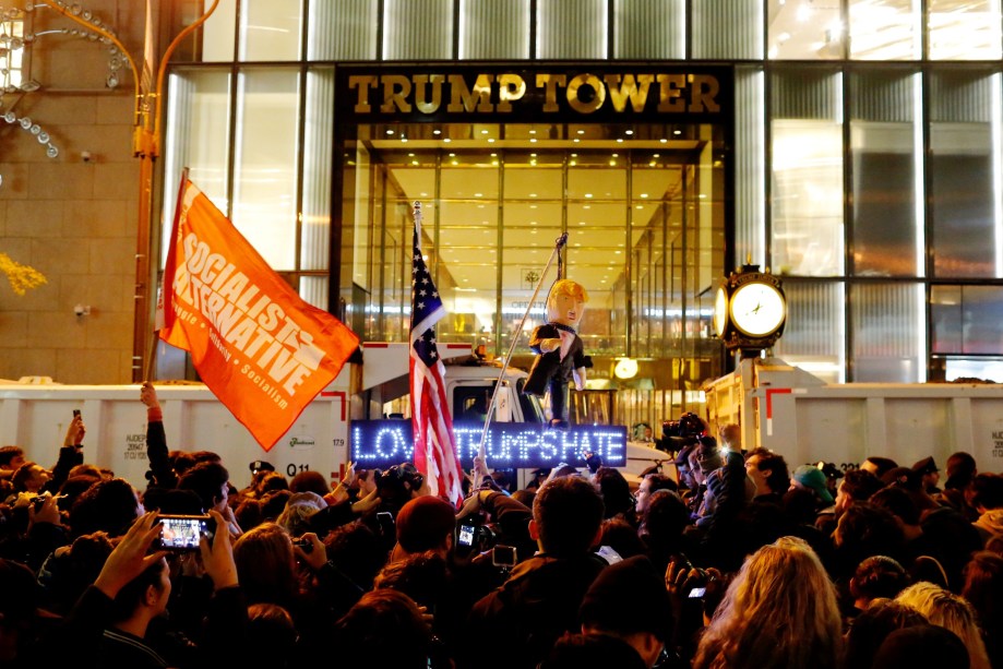 Manifestantes se reúnem em frente ao edifício Trump Tower para protestar contra o presidente eleito Donald Trump, em Nova York (09/11/2016)