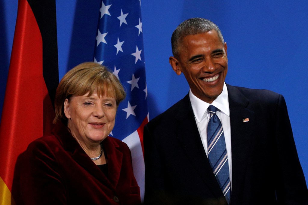 Barack Obama e Angela Merkel se cumprimentam após coletiva de imprensa em Berlim, na Alemanha