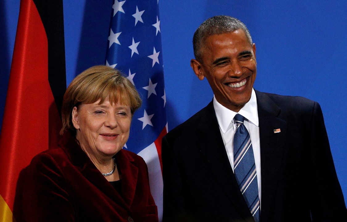 Barack Obama e Angela Merkel se cumprimentam após coletiva de imprensa em Berlim, na Alemanha
