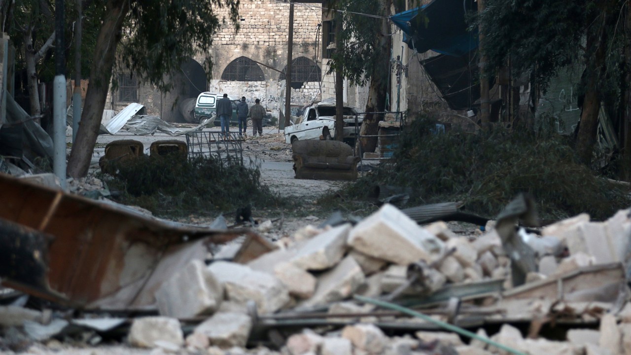 Destroços de edifícios bombardeados na área sitiada de Alepo, na Síria - 19 de novembro de 2016