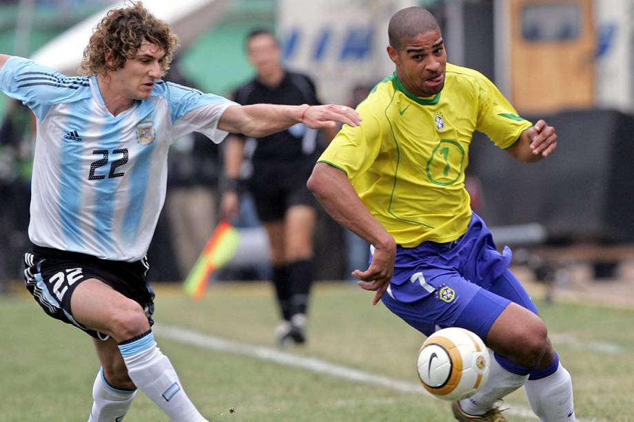 <p class="p1"><span class="s1"></span><span style="font-family: Cambria; -webkit-text-stroke: #000000;">A seleção brasileira era praticamente formada por reservas na Copa América. Os argentinos venciam o Brasil na final por 2 a 1 e faziam firulas nos últimos minutos. Então Adriano <i>(na foto, marcado por Coloccini)</i>, aos 48 do segundo tempo, empatou e levou a decisão para os pênaltis. Júlio César defendeu uma cobrança e o Brasil conquistou o título.</span></p>