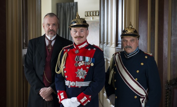 Alemanha: (E-D) Chanceler  Bethmann-Hollweg (Ludger Pistor), Imperador Wilhelm II (Rainer Sellien) e o General Moltke (Bernhard Schutz). 