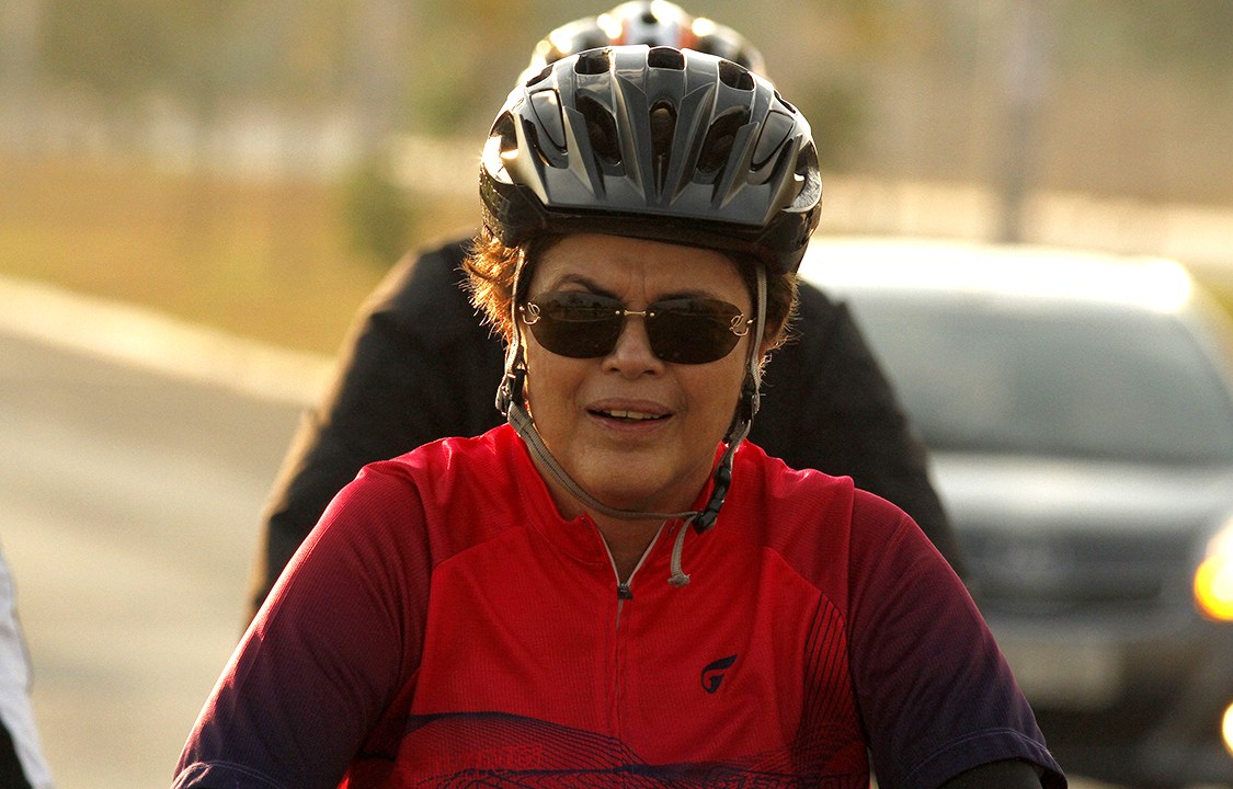 Então presidente, Dilma Rousseff, andando de bicicleta nos arredores do Palácio da Alvorada