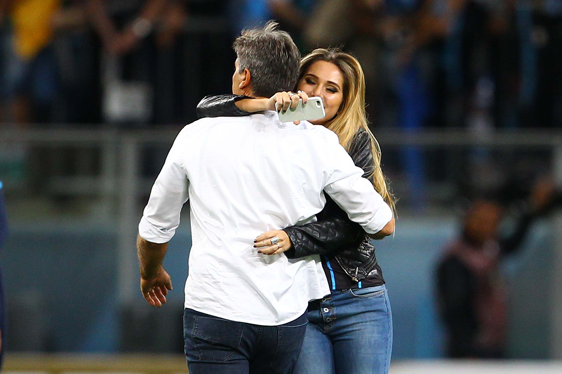 O técnico Renato Gaúcho festeja vitória com a filha Carol