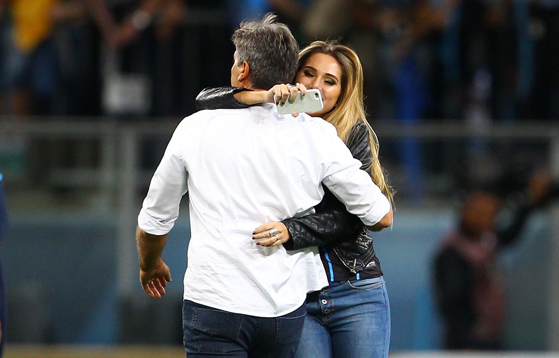O técnico Renato Gaúcho festeja vitória com a filha Carol
