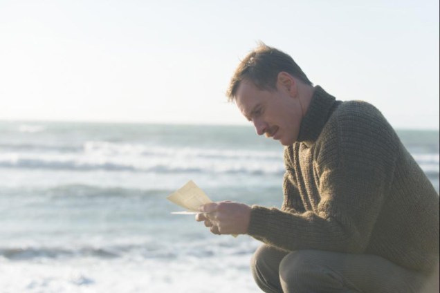 O ator Michael Fassbender no filme 'A Luz Entre Oceanos'