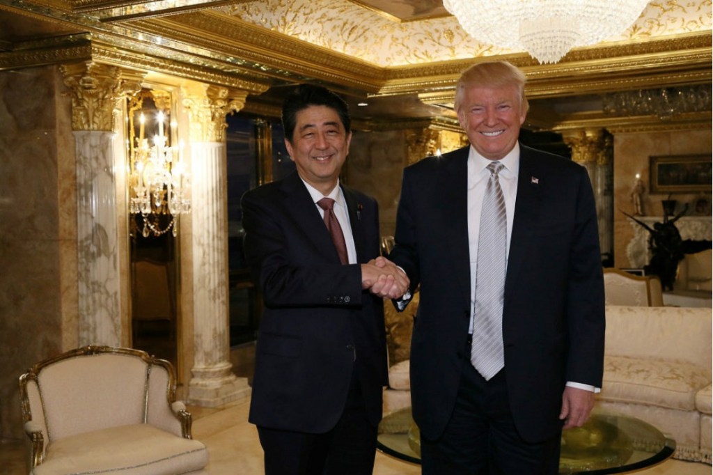 O premiê japonês Shinzo Abe foi o primeiro chefe de governo a se encontrar com Donald Trump