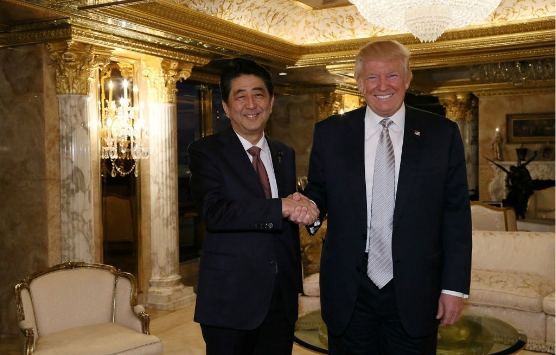 O premiê japonês Shinzo Abe foi o primeiro chefe de governo a se encontrar com Donald Trump
