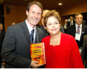Acusado de estupro ao lado de Dilma em 2012