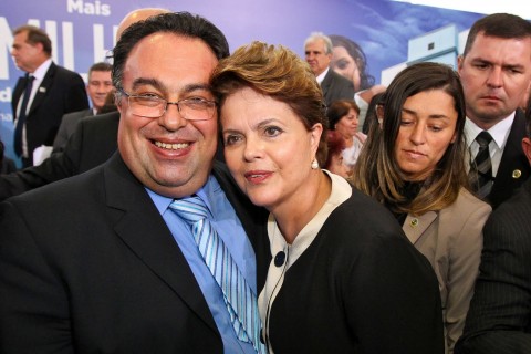 Em seu blog, André Vargas exibe suas amizades influentes; acima, em companhia de Dilma