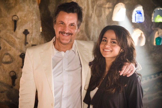 Os atores Antonio Calloni e Nanda Costa na novela 'Salve Jorge'