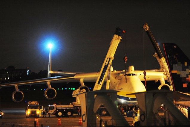 Antonov 225 - o maior avião do mundo - pousa no Aeroporto Internacional de Guarulhos - 14/11/2016