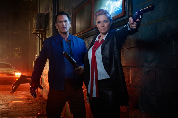 Bruce Campbell e Lucy Lawless em 'Ash vs Evil Dead'