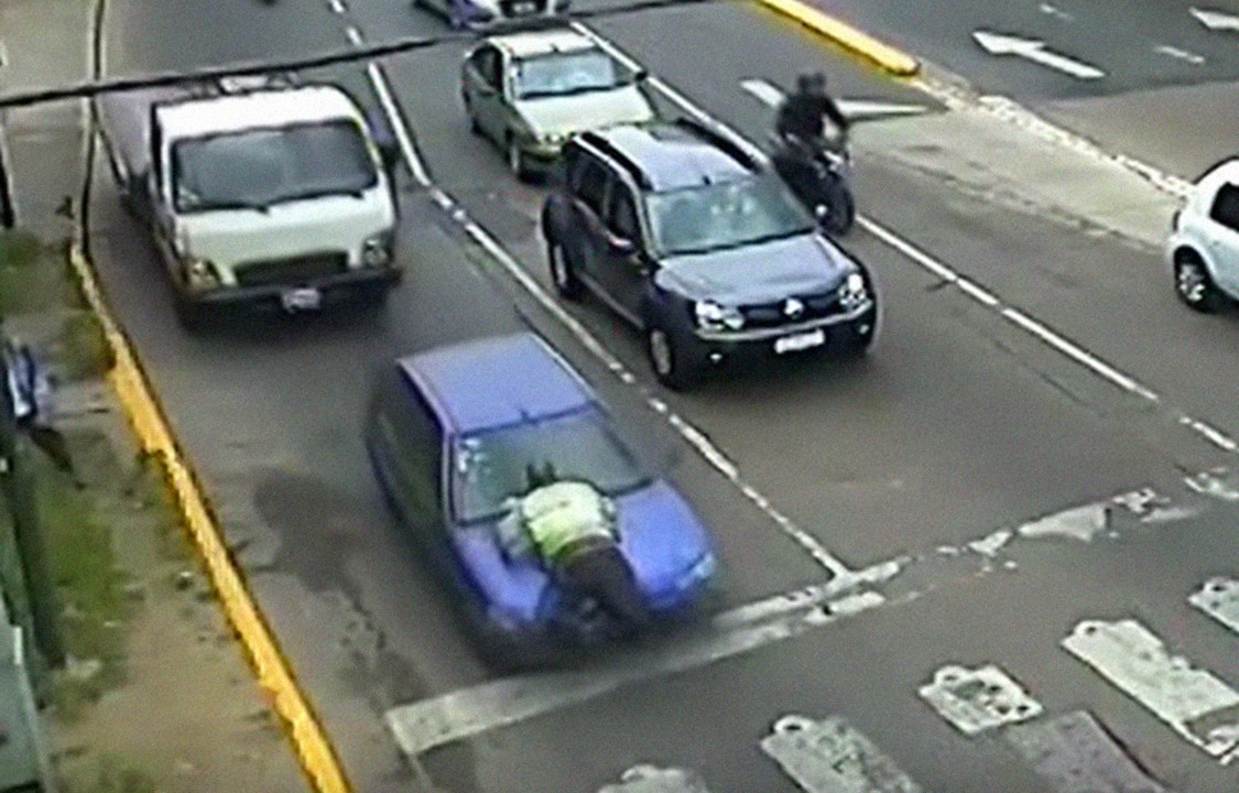 Motorista atropela agente de trânsito e o arrasta por 400m, em San Isidro, Argentina
