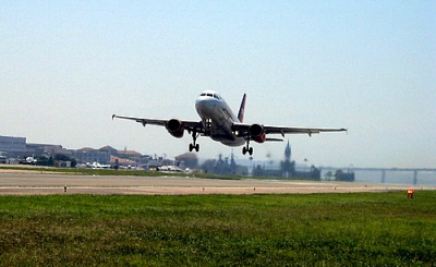 Avião decola