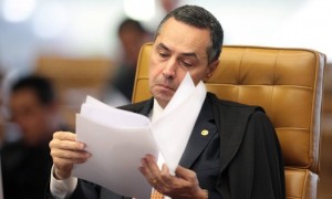 Barroso lendo