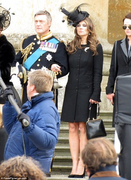 Elizabeth Hurley e ..nos bastidores de produção do episódio piloto de 'The Royals', produzido para avaliação. (Foto: DailyMail)