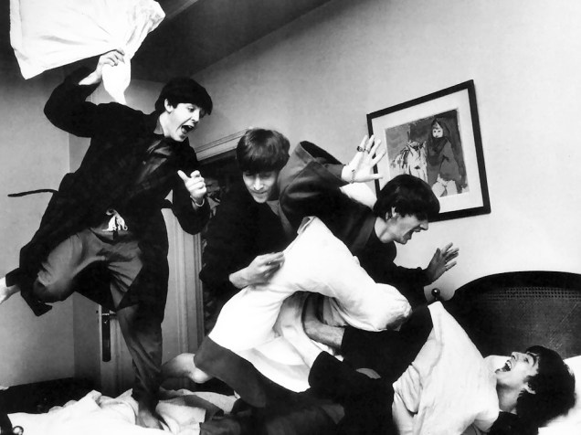 Harry Benson capturou a imagem dos Beatles durante uma briga de travesseiros em um hotel de Paris