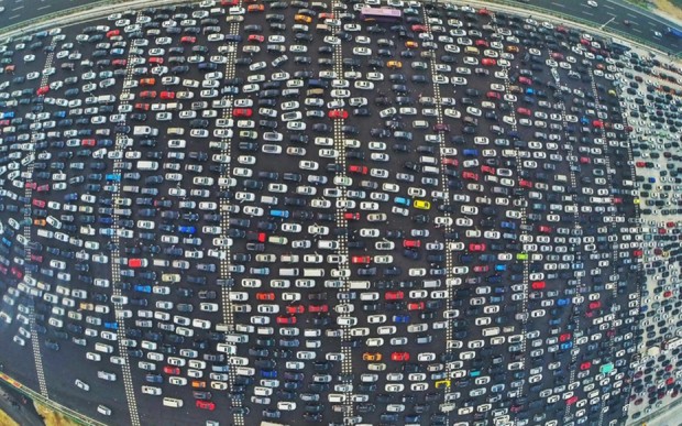 Milhares de veículos se preparam para deixar Pequim às vésperas de um feriado nacional em 2015  (Foto Whitehotpix/ Zuma Press)