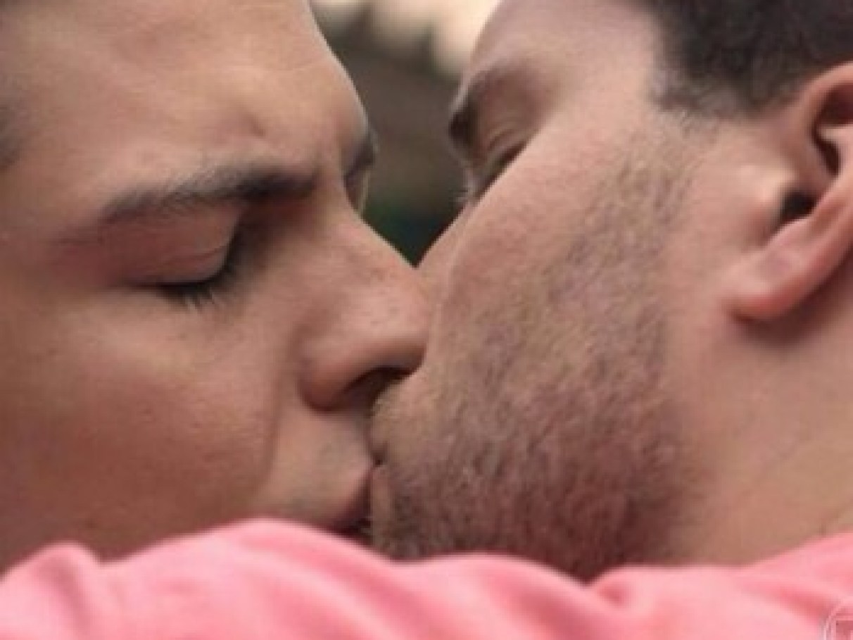 O “beijo gay” de “Amor à Vida”, da TV Globo, foi... | VEJA