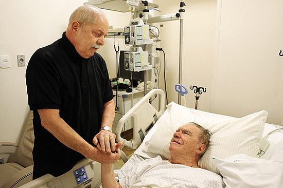 A MENTIRA CONTADA PELA FOTO DE LULA E SARNEY NO HOSPITAL. OU A