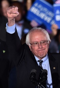 Punho fechado e cérebro idem: Sanders tem saudade do stalinismo