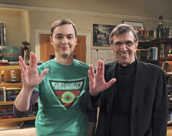 Com Jim Parsons posando para foto publicitária de sua participação em 'The Big Bang Theory' (Foto: Monty Brinton/CBS)