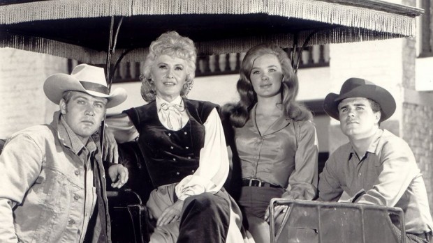 (E-D) Lee Majors, Barbara Stanwick, Linda Evans e Charles Briles em 'Big Valley' (Foto: CBS/Arquivo)