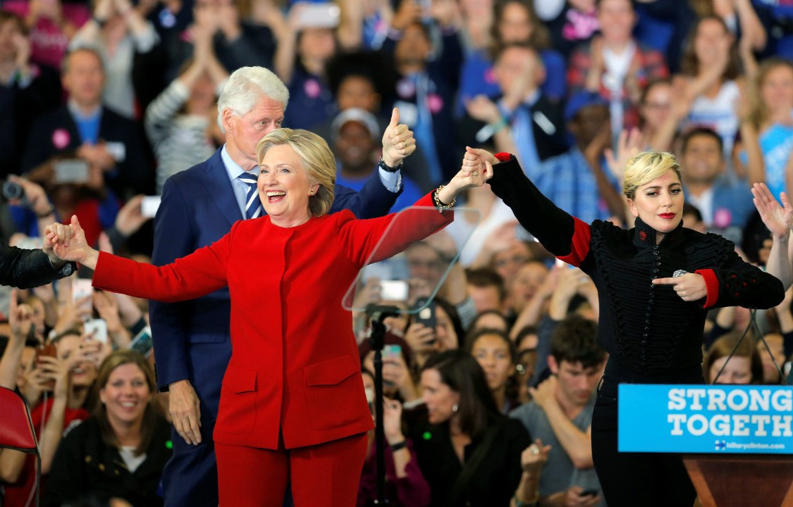 O ex-presidente Bill Clinton e a cantora Lady Gaga no showmício de Hillary na Filadélfia