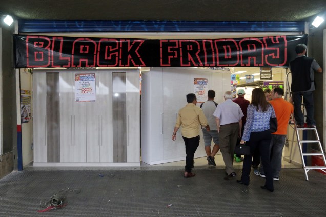 Preparativos para a Black Friday em uma loja das Casas Bahia