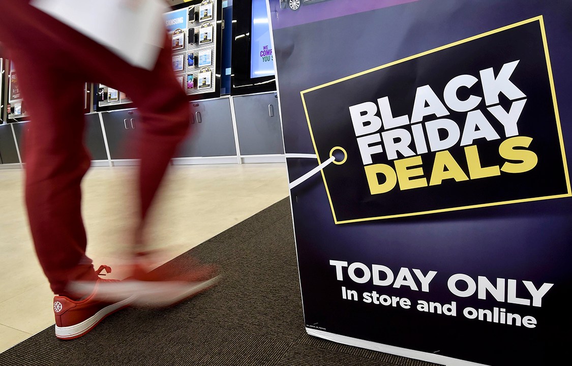 Consumidor entra em loja que anuncia preços baixos por causa da Black Friday em Croydon, sul de Londres, Inglaterra