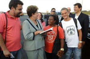 Boulos-com-mão-no-ombro-de-Dilma