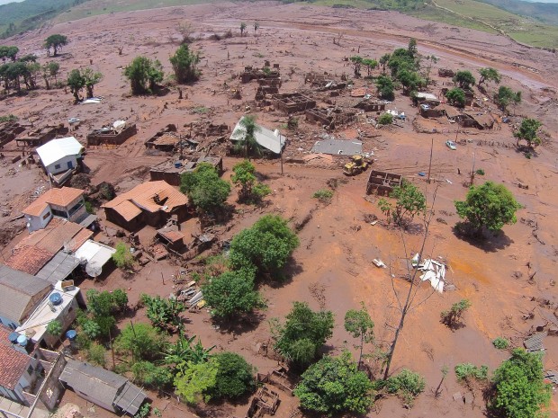 Vista da devastação provocada pelo rompimento da barragem da mineradora Samarco no distrito de Bento Rodrigues, em Mariana (MG): prenúncio do que as mudanças climáticas trarão (Foto Divulgação/VEJA)