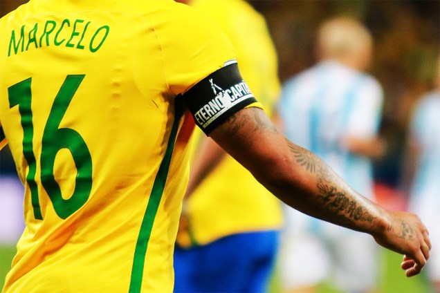 Jogadores da Seleção Brasileira usaram uma faixa em homenagem a Carlos Alberto Torres durante Brasil x Argentina, partida válida pelas eliminatórias da Copa do Mundo 2018, no Estádio Mineirão, Belo Horizonte, MG - 10/11/2016