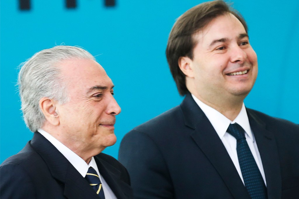 O presidente da República, Michel Temer, e o presidente da Câmara dos Deputados, Rodrigo Maia, durante cerimônia de migração de rádios em Brasília (DF) - 07/11/2016
