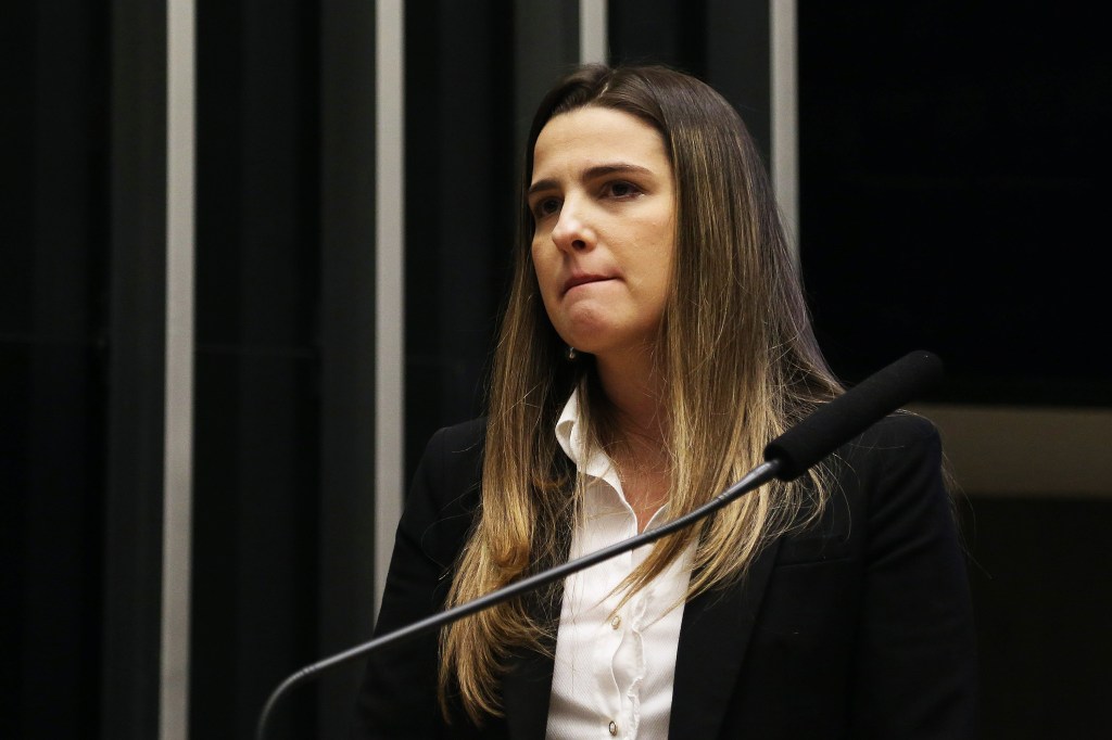 Clarissa Garotinho chora na tribuna da Câmara