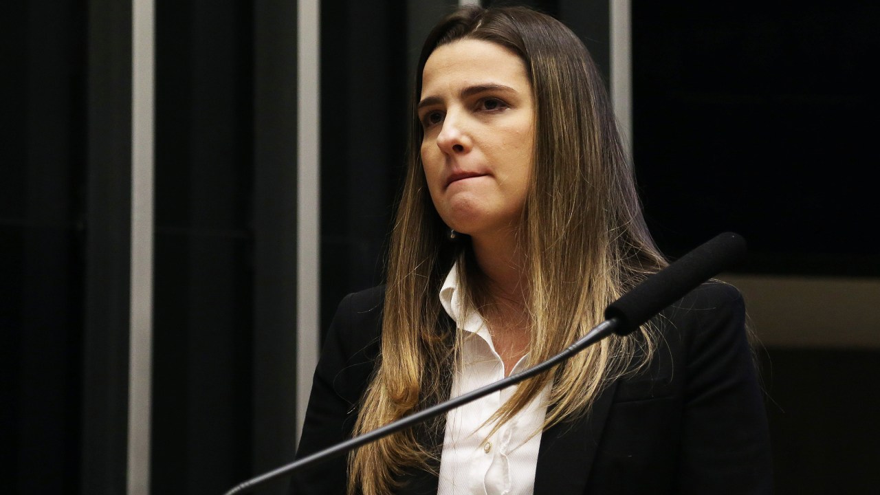 Clarissa Garotinho chora na tribuna da Câmara