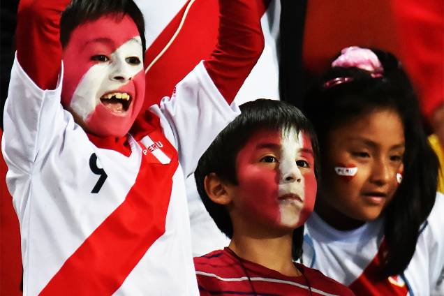 Torcida antes da partida entre Peru e Brasil no Estádio Nacional de Lima, pelas Eliminatórias da Copa do Mundo de 2018