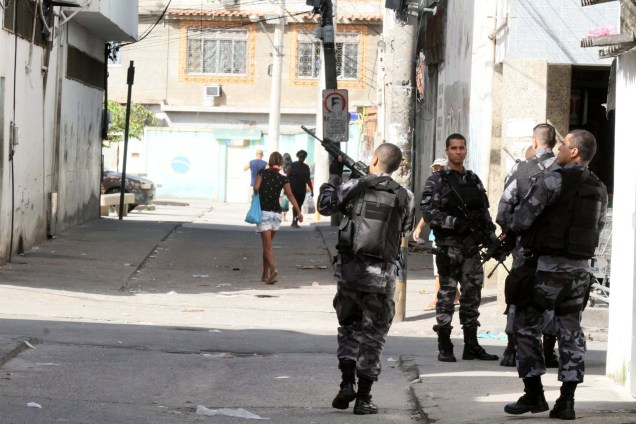 Polícia Militar faz operação na Cidade de Deus, Zona Oeste do Rio de Janeiro. A ação foi determinada após a queda de um helicóptero da PM que participava de uma operação na comunidade no sábado - 20/11/2016