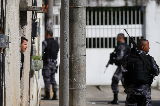 Polícia Militar faz operação na Cidade de Deus, Zona Oeste do Rio de Janeiro. A ação foi determinada após a queda de um helicóptero da PM que participava de uma operação na comunidade no sábado - 20/11/2016