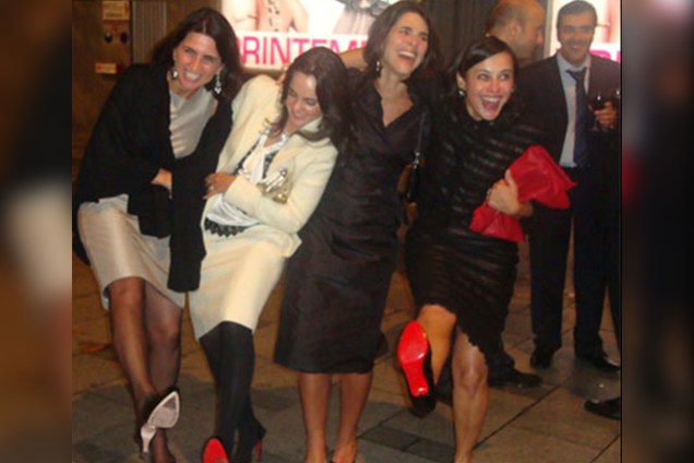 A ex-primeira dama do Rio de Janeiro Adriana Ancelmo exibe em Paris sapatos da grife Christian Louboutin, que custam cerca de 10 mil reais