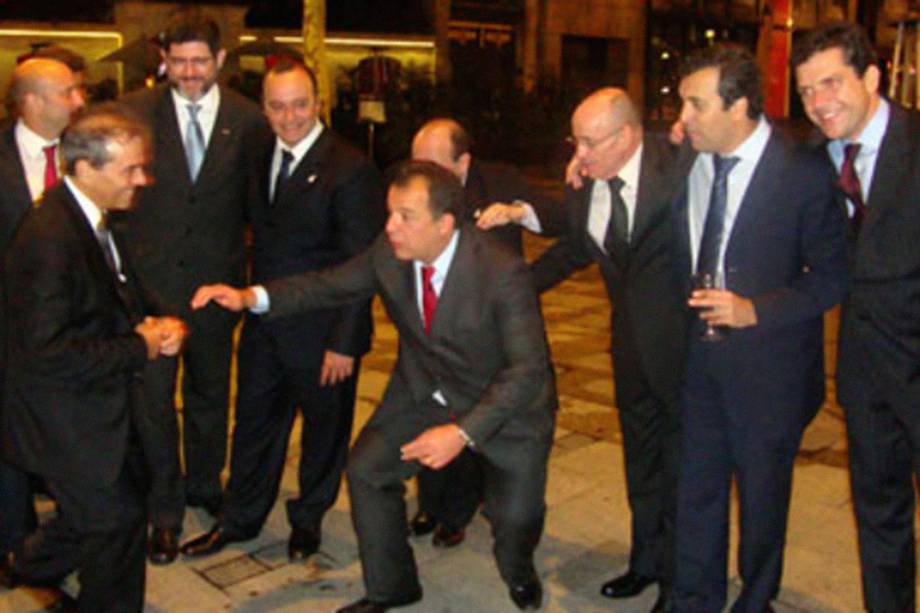 Sérgio Cabral, secretários de governo e Fernando Cavendish em frente ao Hotel Ritz, em Paris