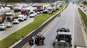 brasil-protesto-caminhoneiros-regis-bittencourt-20150223-001-1-size-598