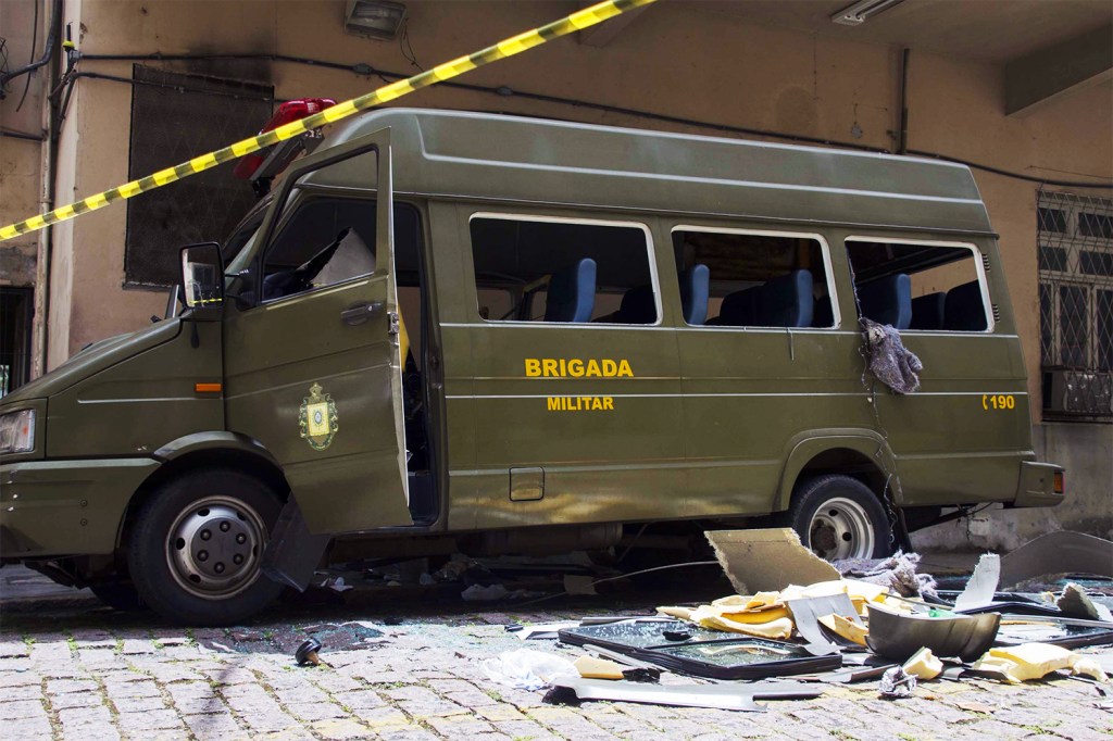 Seis presos realizam rebelião e depredam micro-ônibus da Brigada Militar, no pátio interno do Palácio da Polícia de Porto Alegre (RS). A viatura estava sendo usada como cela, como medida de urgência para solucionar a superlotação da carceragem - 19/11/2016