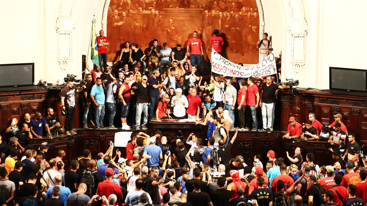 Manifestantes invadem o plenário da Assembleia Legislativa do Rio de Janeiro (RJ), no centro da cidade. Servidores, aposentados e pensionistas da área da segurança pública protestam em frente ao prédio contra o pacote de medidas proposto pelo governo do estado para conter a crise financeira - 08/11/2016